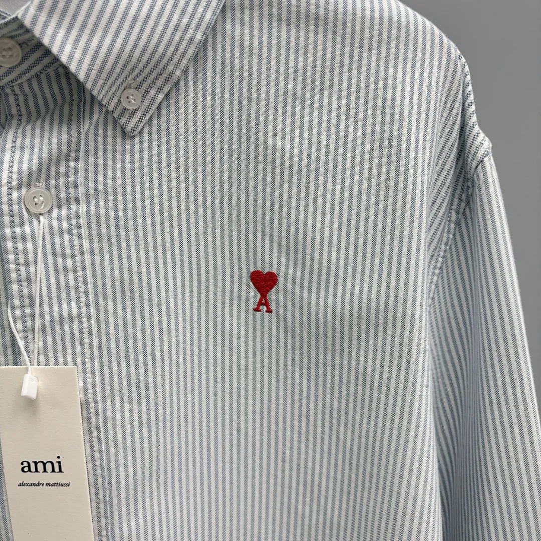 P210 Ralph Lauren/Ralph Lauren cow-like striped embroidered shirt is made of 100% cotton Oxford fabric. The 100% cotton material makes it very breathable. It is comfortable to wear and not easy to sweat. It has a loose fit and has a three-dimensional upper body. The lines are smooth and natural. From the shoulder line to the waistline and then to the hem, the line transition is smooth. There are no unnecessary folds or accumulation. The whole body is neat and stretched. The chest is embellished with the iconic love embroidery. Simple but highly recognizable. The color transition of the embroidery thread is natural. The stitches are even and uniform in size. The stitches can also connect naturally and the lines are smooth and not stiff. Size: S M L XL